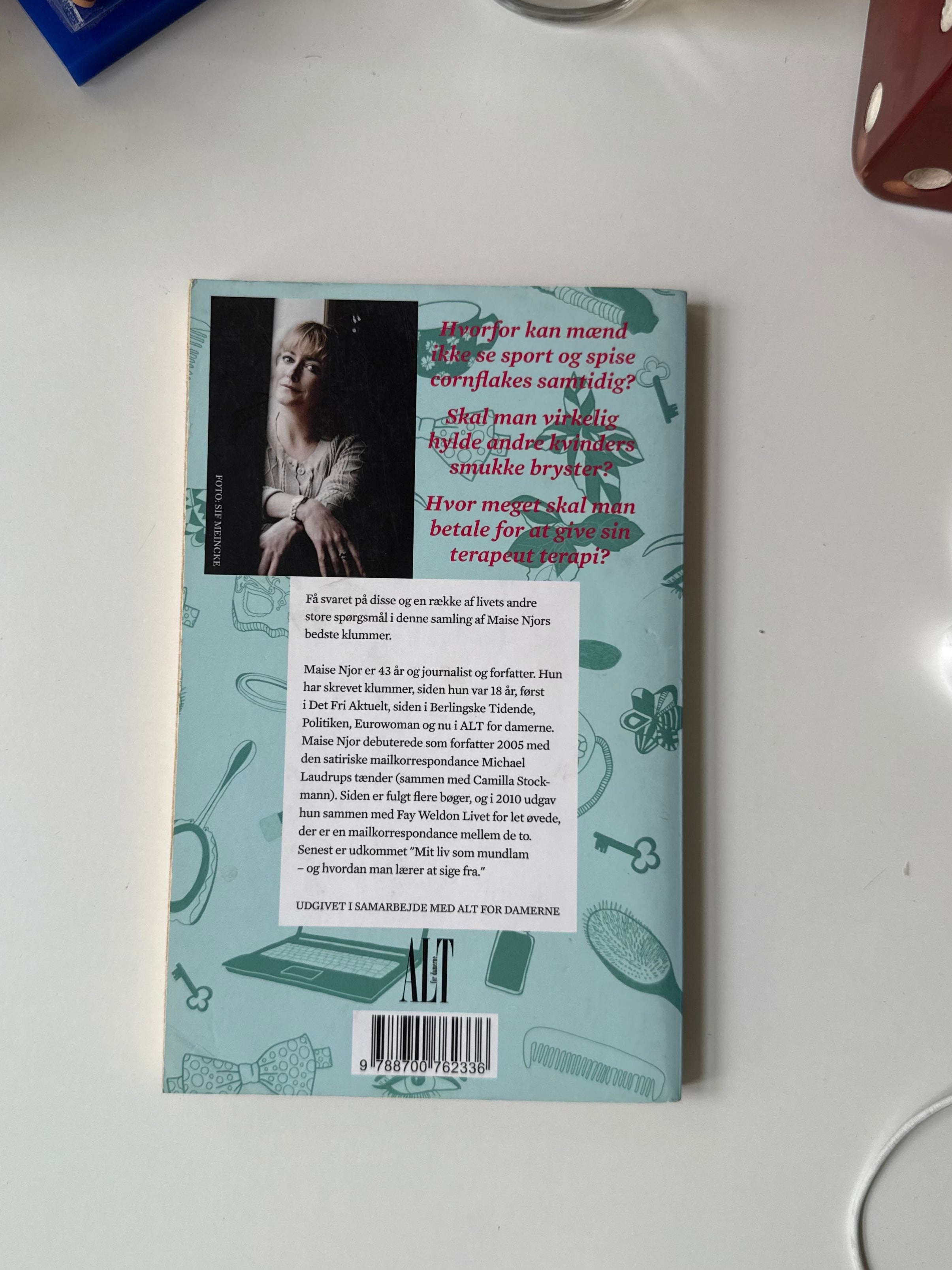 Du ser træt ud, skal jeg holde dine bryster? by Maise Njor (danish)