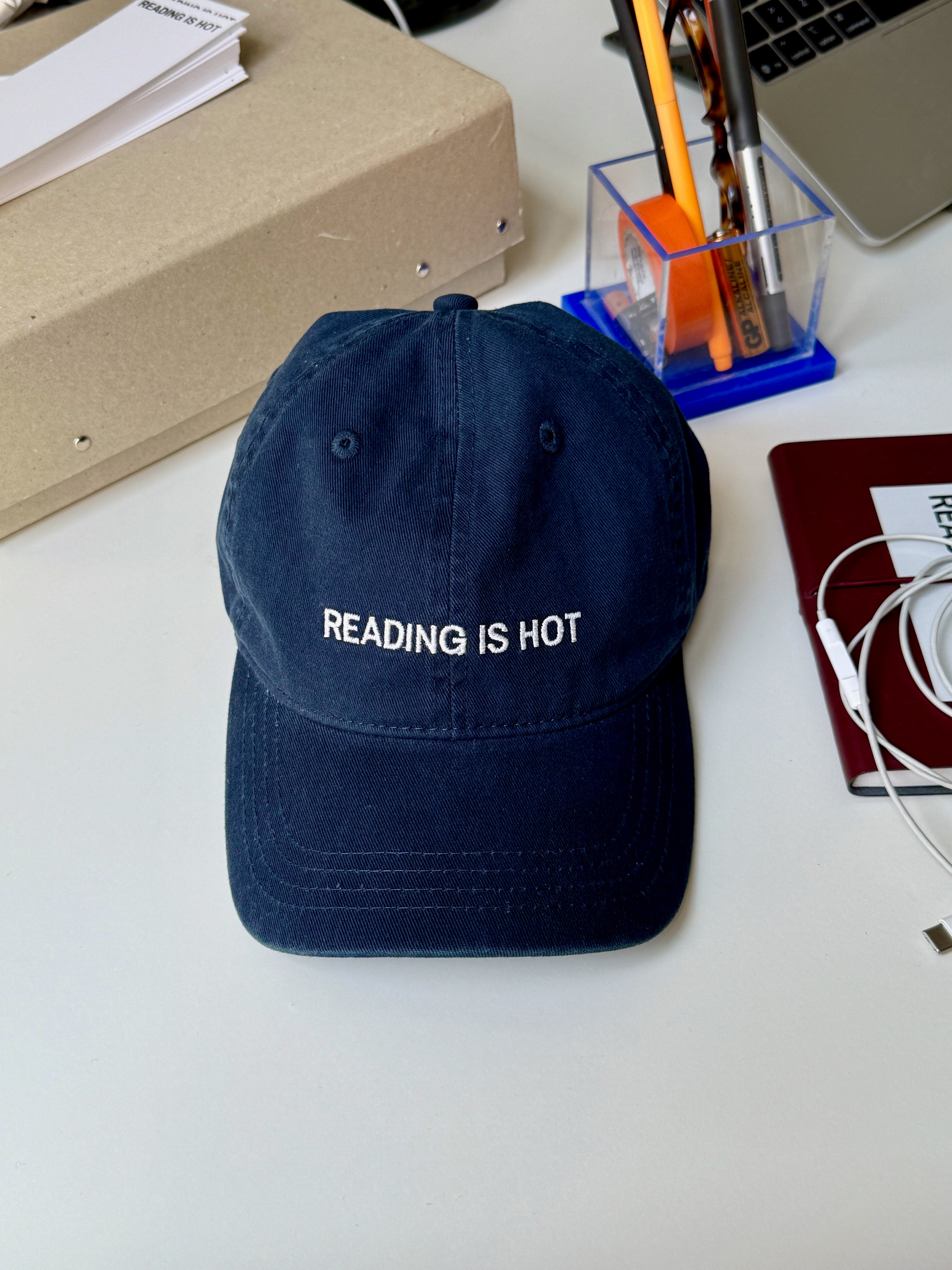 READING IS HOT CAP